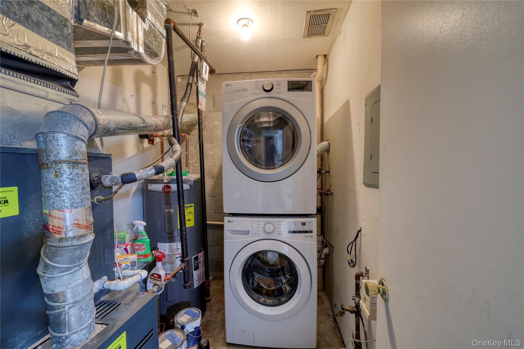 7 Weathervane Way Warwick, NY 10990 - Photo 18 of 21 a utility room with dryer and washer