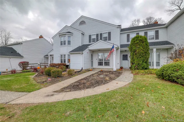 a view of a front of house with a yard
