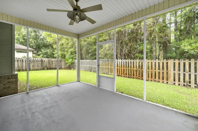 a view of a backyard