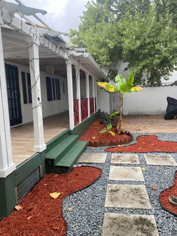 $1,575 | 318 South J Street, Unit BACK OF HOUSE, Lake Worth Beach, FL 33460