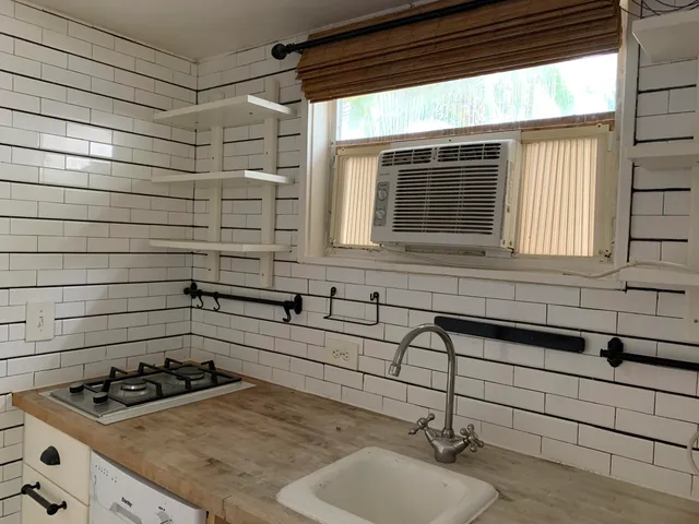 $1,575 | 318 South J Street, Unit BACK OF HOUSE, Lake Worth Beach, FL 33460