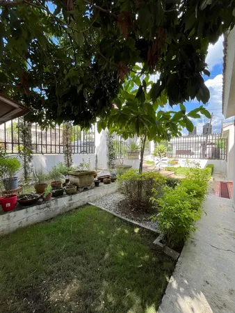 a view of entryway in front of house