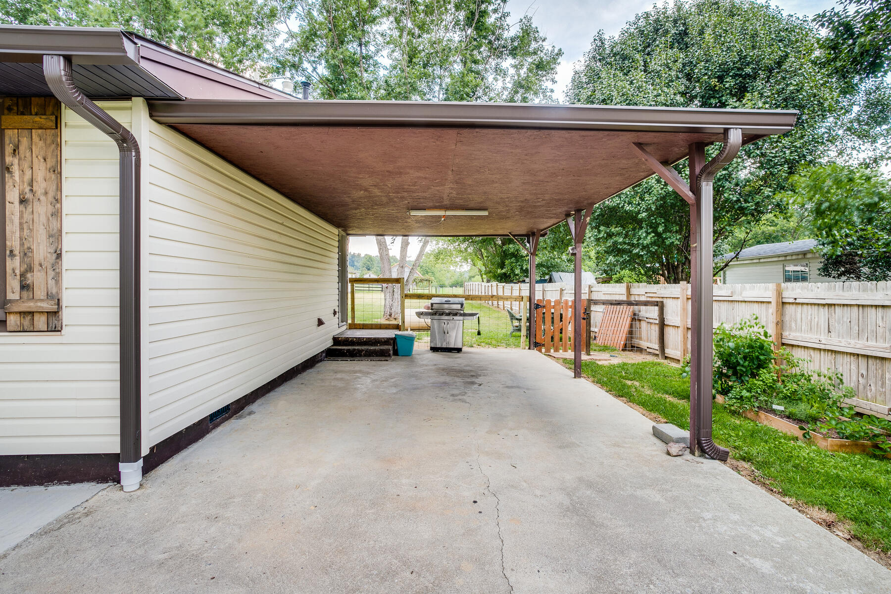 335 Frank Lowe Road Jonesborough, TN 37659 - Photo 4 of 25 C78E9229-B0AA-4786-BD5F-8A865787CF44
