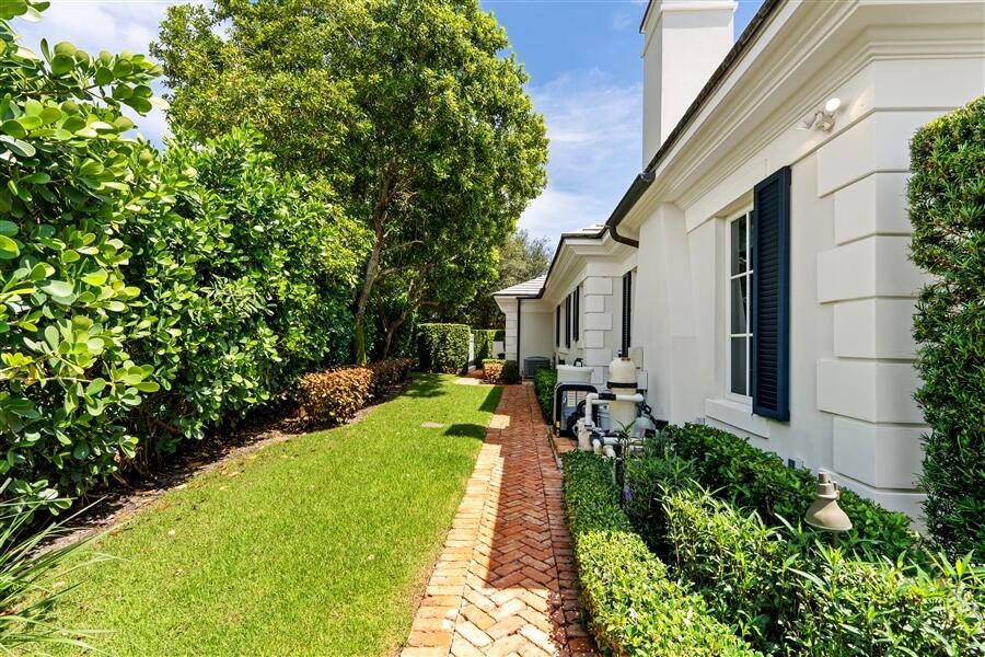 11 Country Road East Boynton Beach, FL 33436 - Photo 40 of 43 dash_WALKWAY