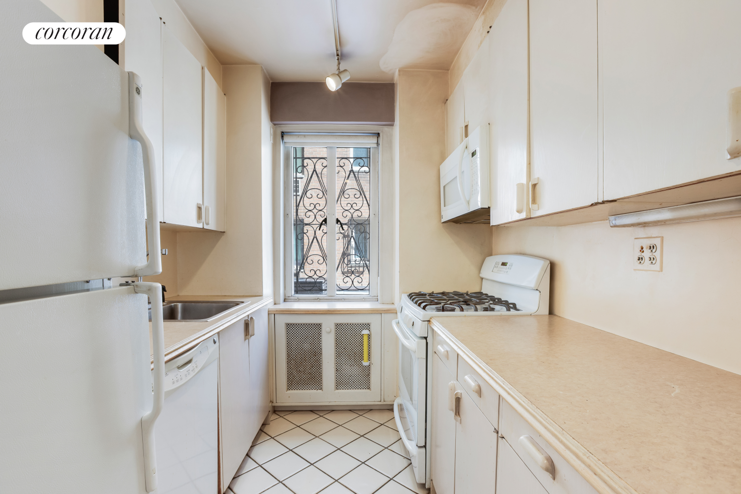 135 East 71st Street, Unit 2D Manhattan, NY 10021 - Photo 3 of 8