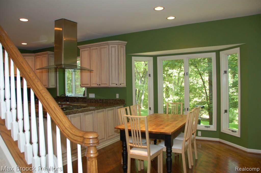 4745 Gallagher Road Rochester, MI 48306 - Photo 10 of 38 Breakfast Room w/Bay Window