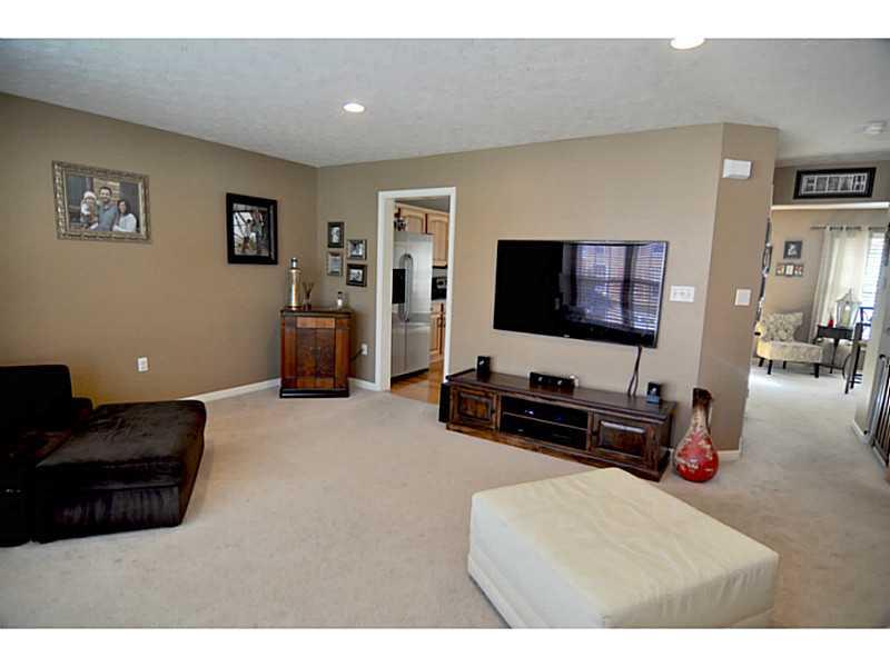 104 Park Place McKees Rocks, PA 15136 - Photo 4 of 22 Living Room.