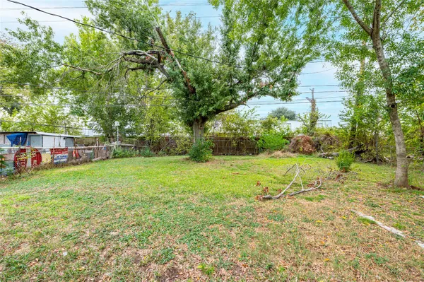 a view of a house with backyard and garden