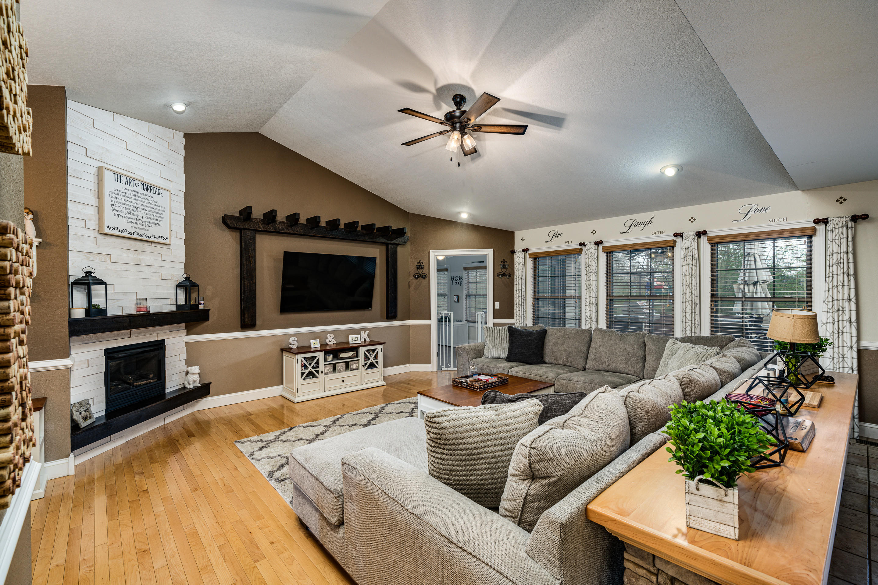 04_Livingroom1_mls