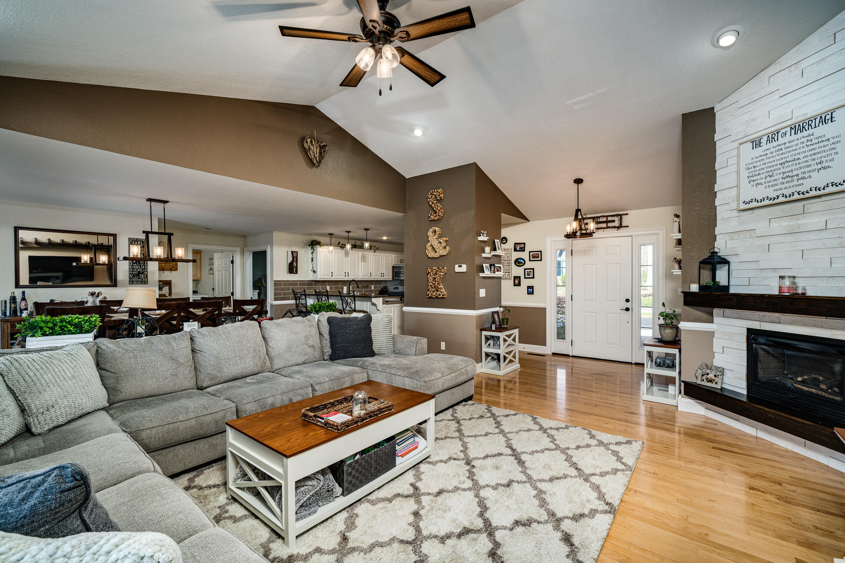 05_Livingroom3_mls