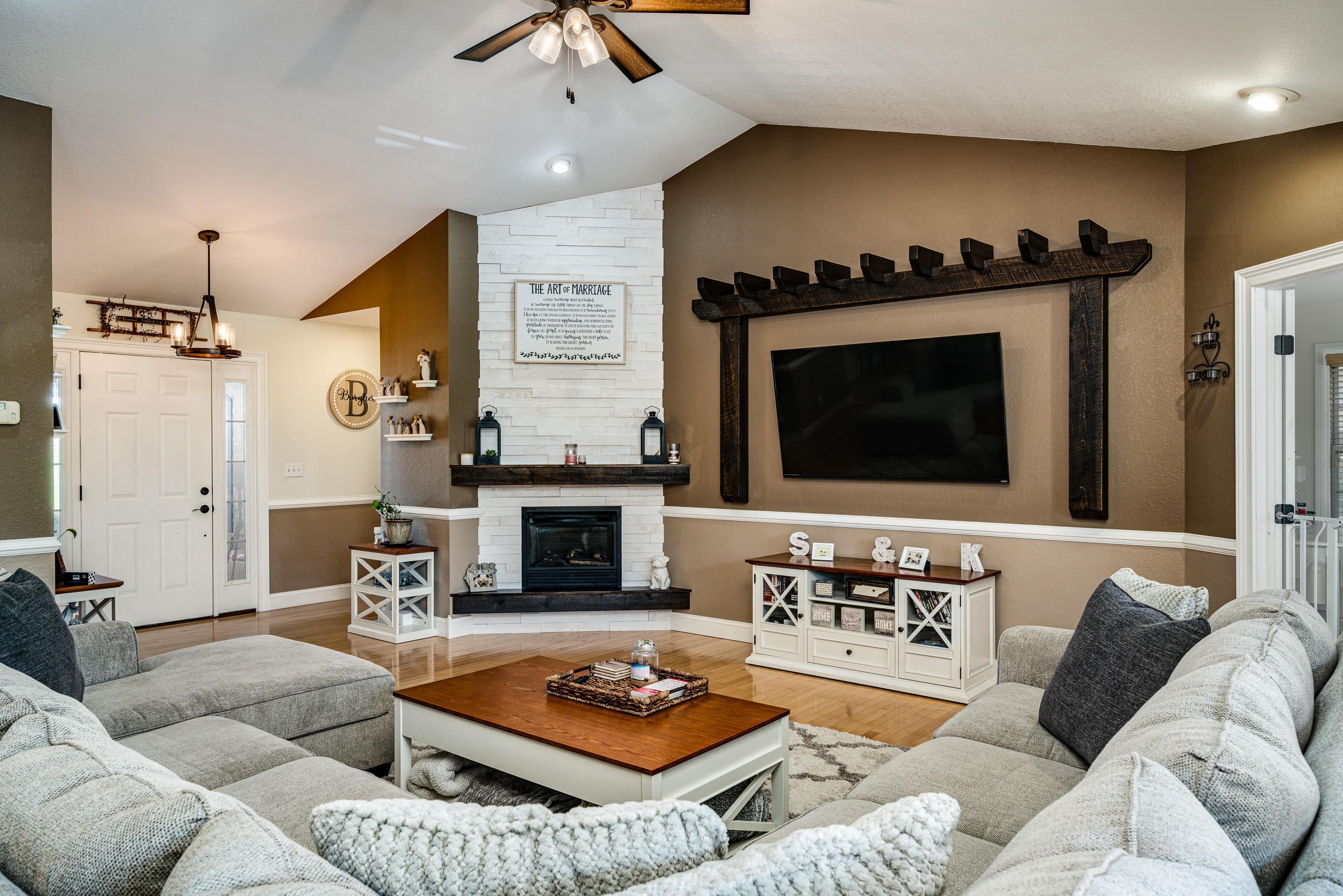 07_Livingroom4_mls