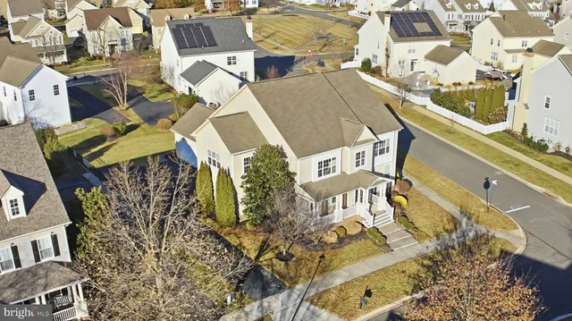 a view of a house with backyard and garden