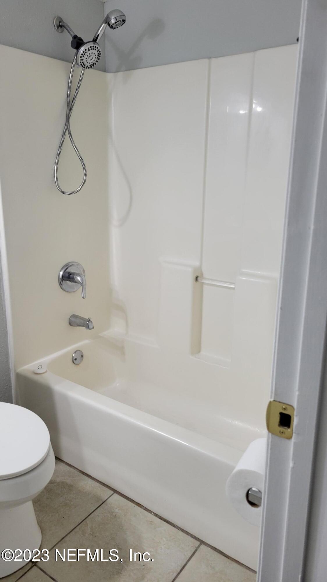 11685 Shellfish Drive Jacksonville, FL 32246 - Photo 18 of 32 a bathroom with a shower a bath tub and a shower