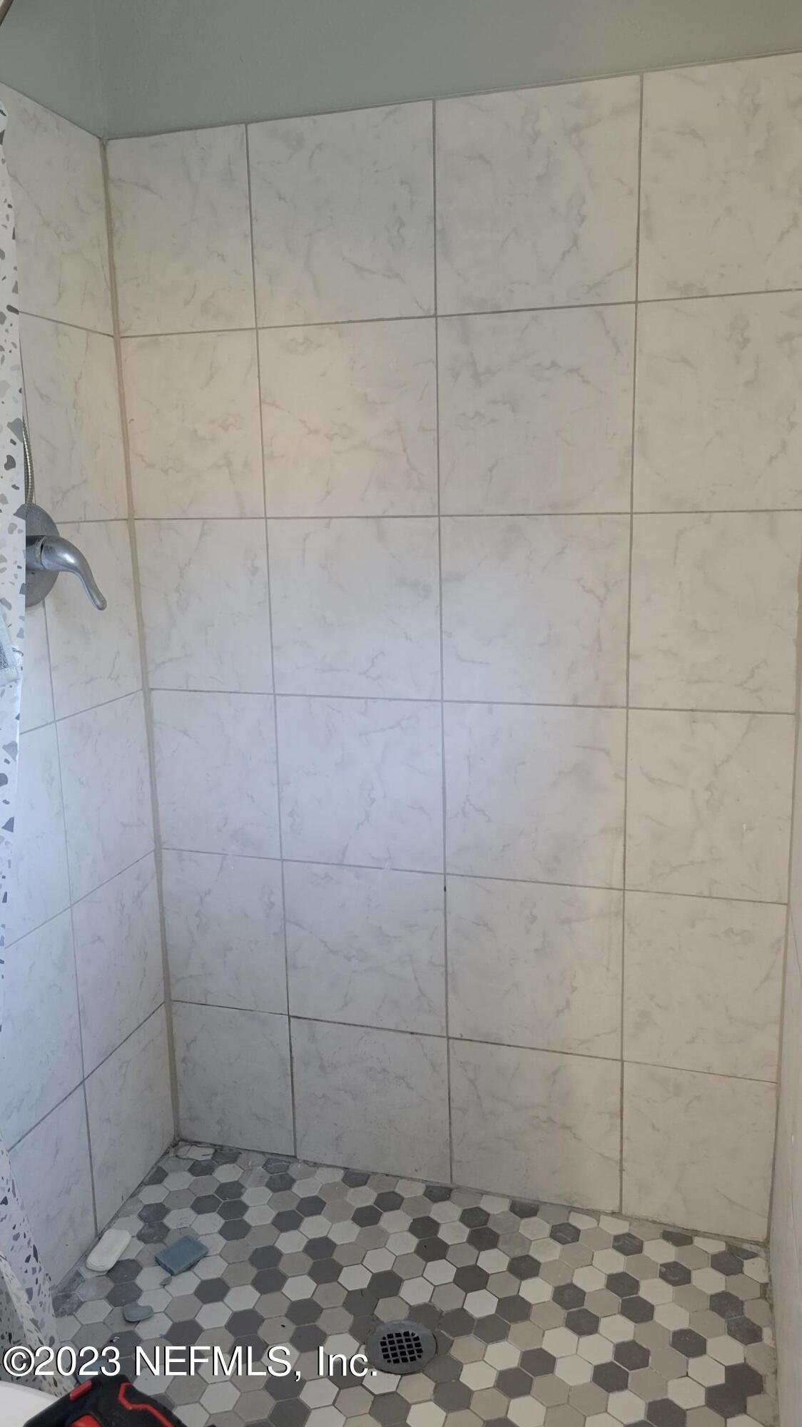 11685 Shellfish Drive Jacksonville, FL 32246 - Photo 29 of 32 a bathroom with a shower