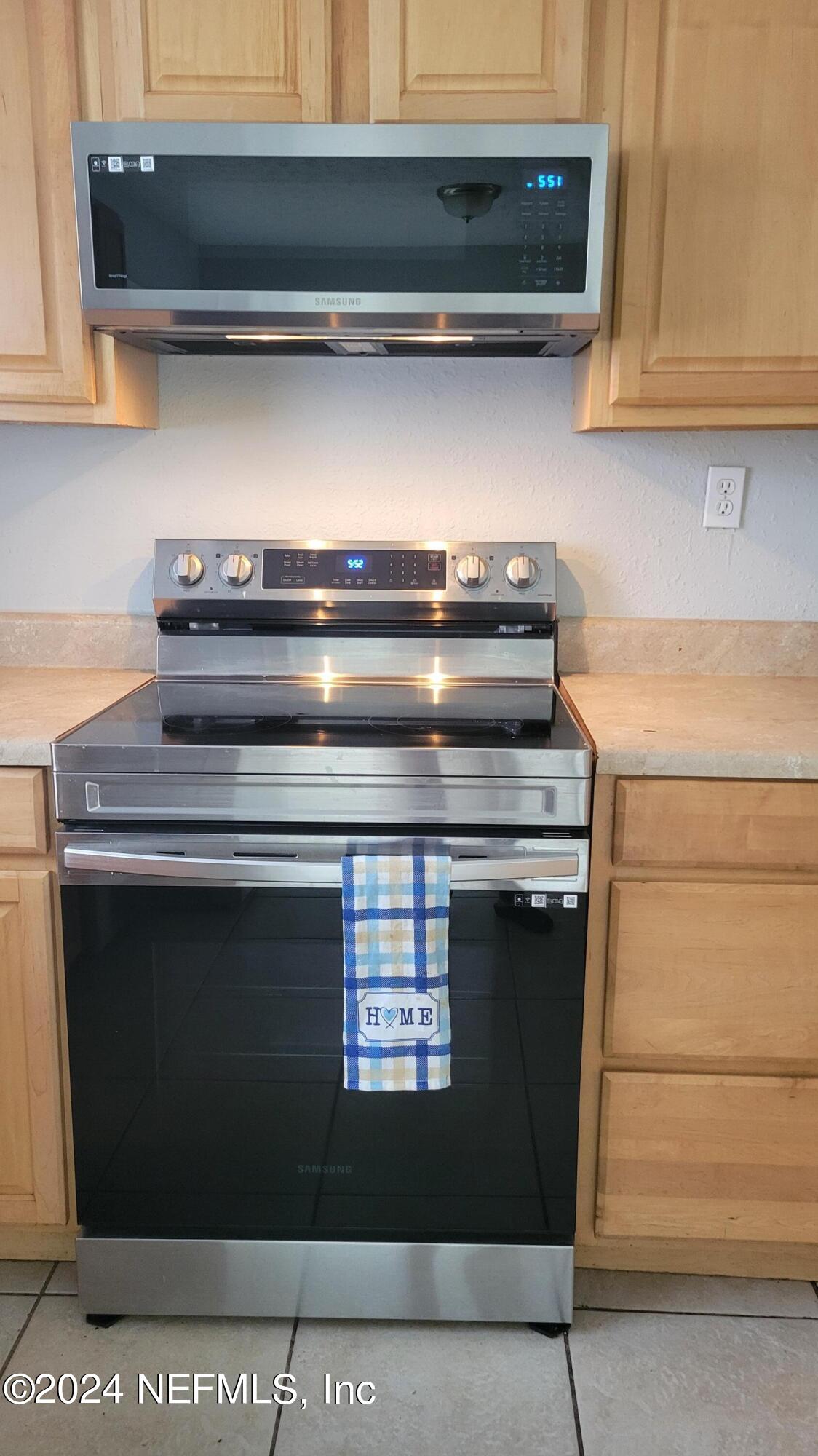 11685 Shellfish Drive Jacksonville, FL 32246 - Photo 8 of 32 a stove top oven sitting inside of a kitchen