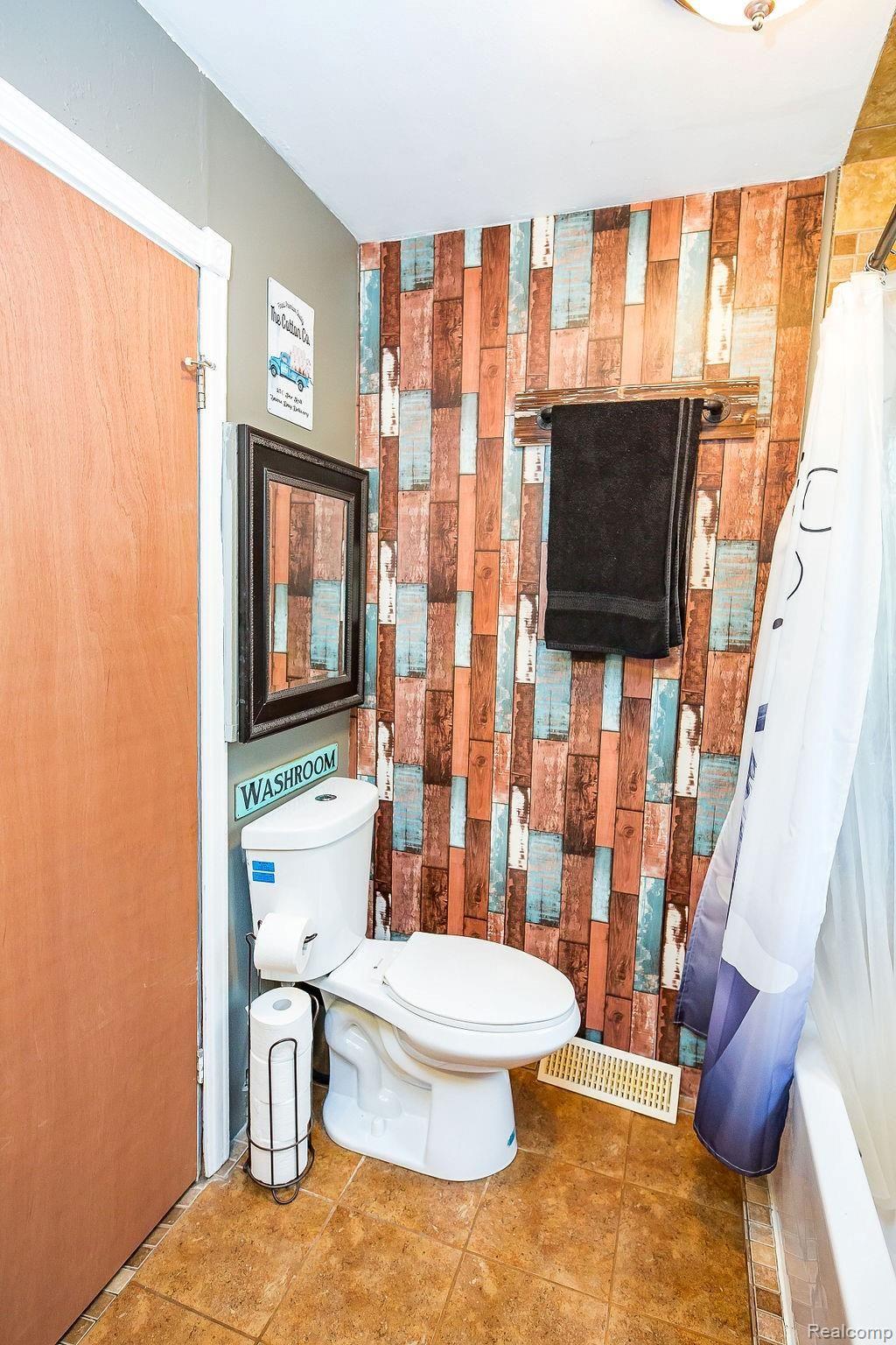 602 North Road Fenton, MI 48430 - Photo 11 of 14 Bathroom