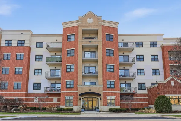 $330,000 | 14 South Prospect Street, Unit 402, Roselle, IL 60172