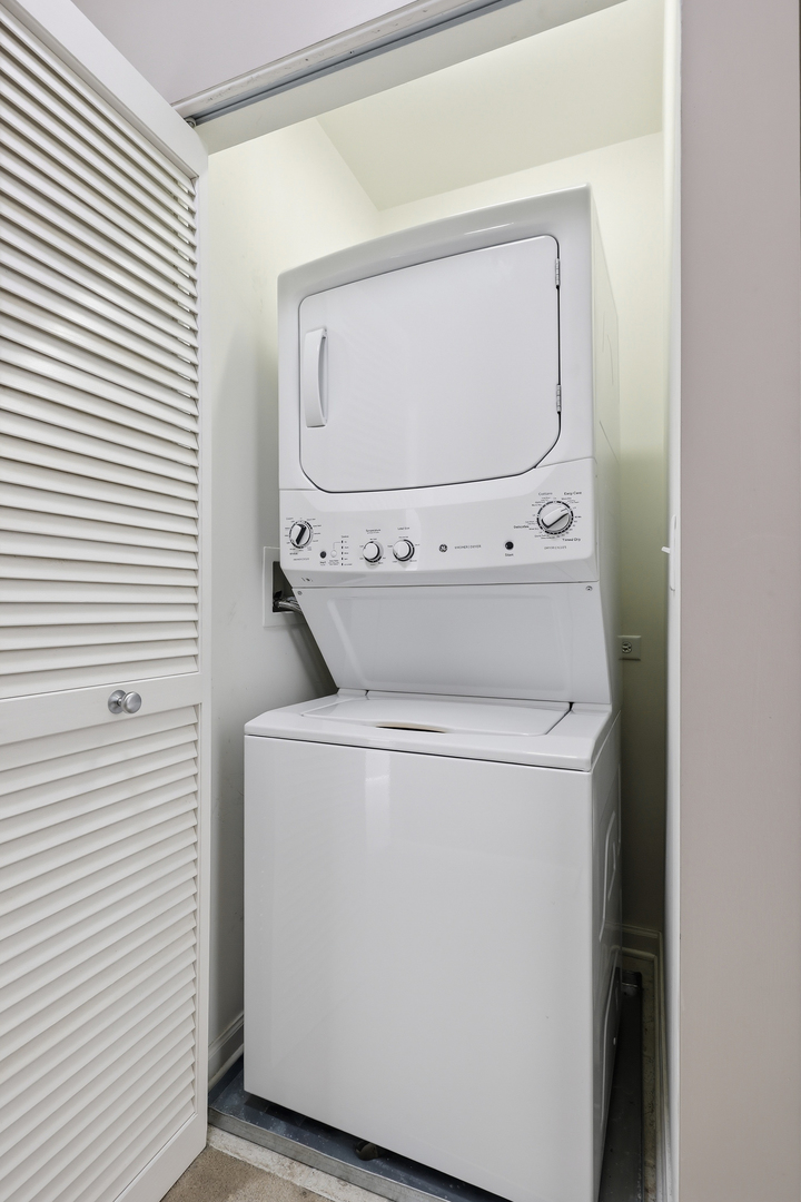 14 South Prospect Street, Unit 402 Roselle, IL 60172 - Photo 26 of 35