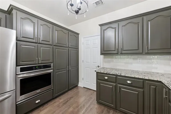 $499,999 | 109 Enchanted Drive, Enchanted Oaks, TX 75156