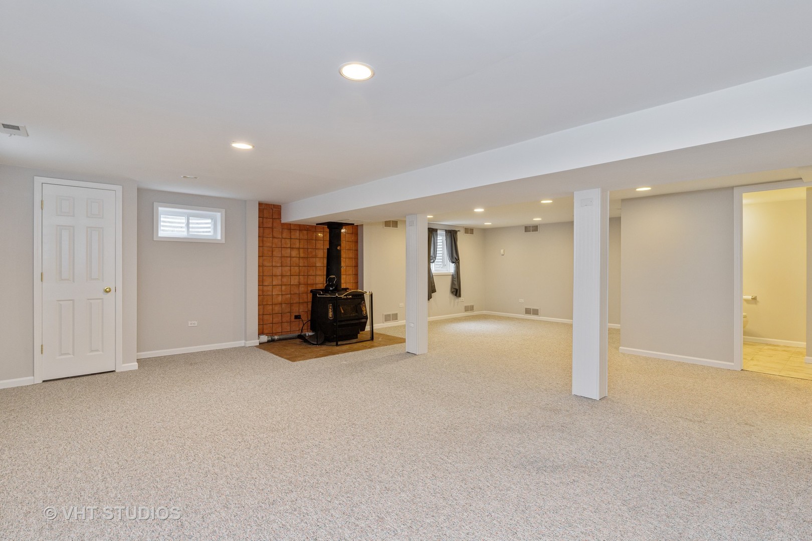 411 Beck Road Lindenhurst, IL 60046 - Photo 13 of 18 a view of a livingroom with workspace and a couch
