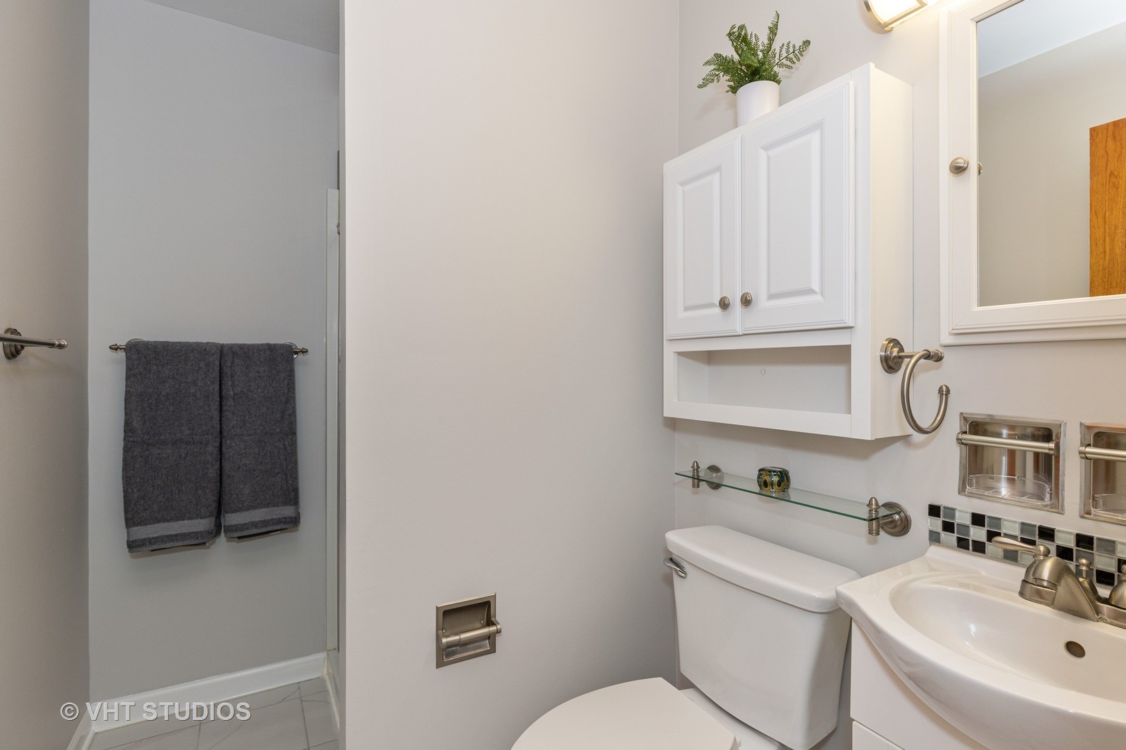411 Beck Road Lindenhurst, IL 60046 - Photo 9 of 18 a bathroom with a toilet sink and mirror