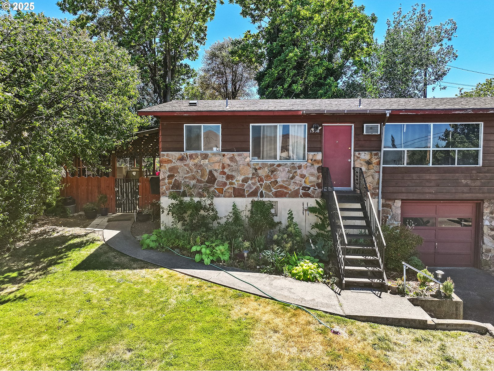 1906 East 10th Street The Dalles, OR 97058 - Photo 3 of 33