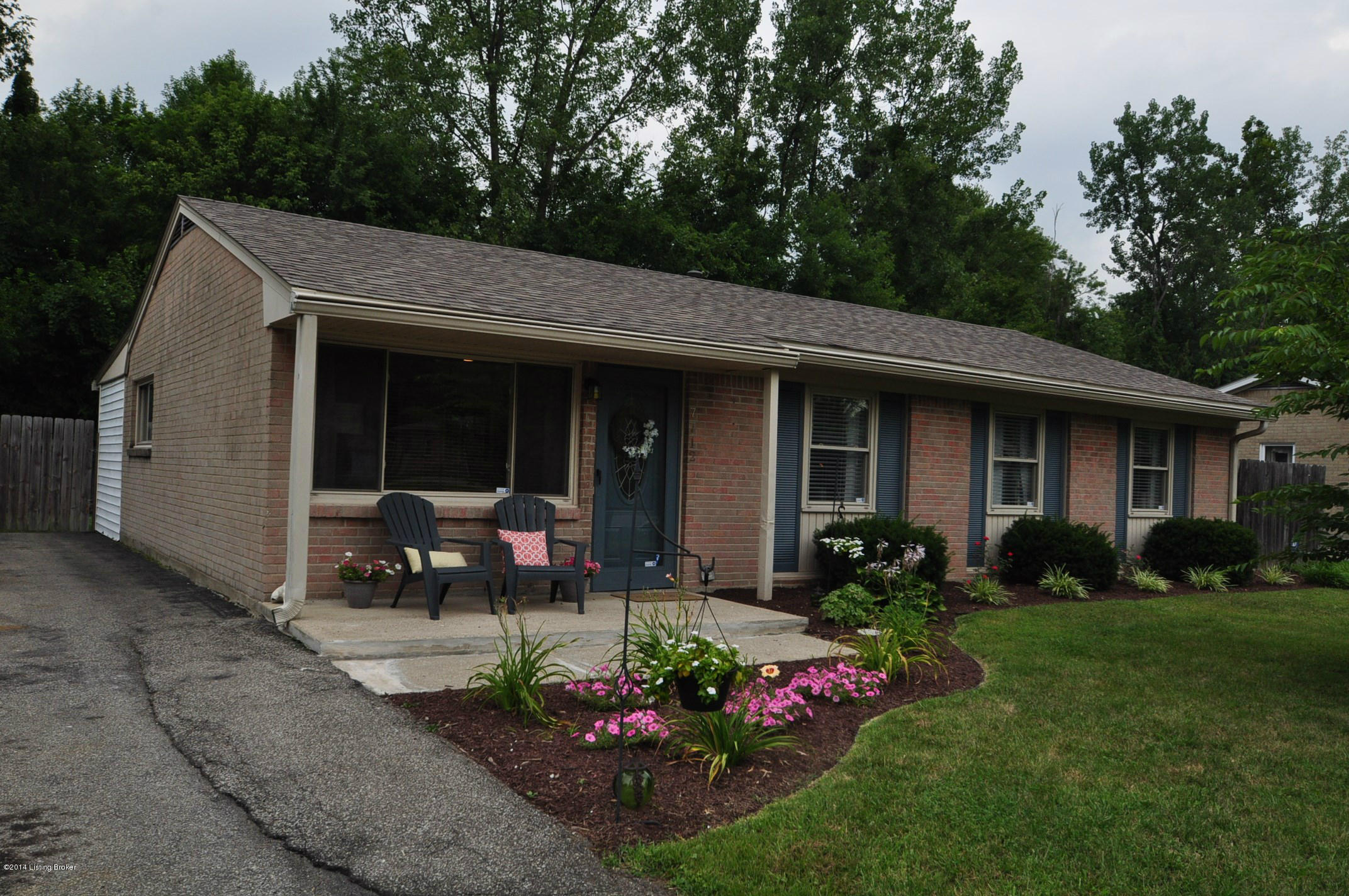 7712 Rochelle Road Louisville, KY 40228 - Photo 1 of 23 Front