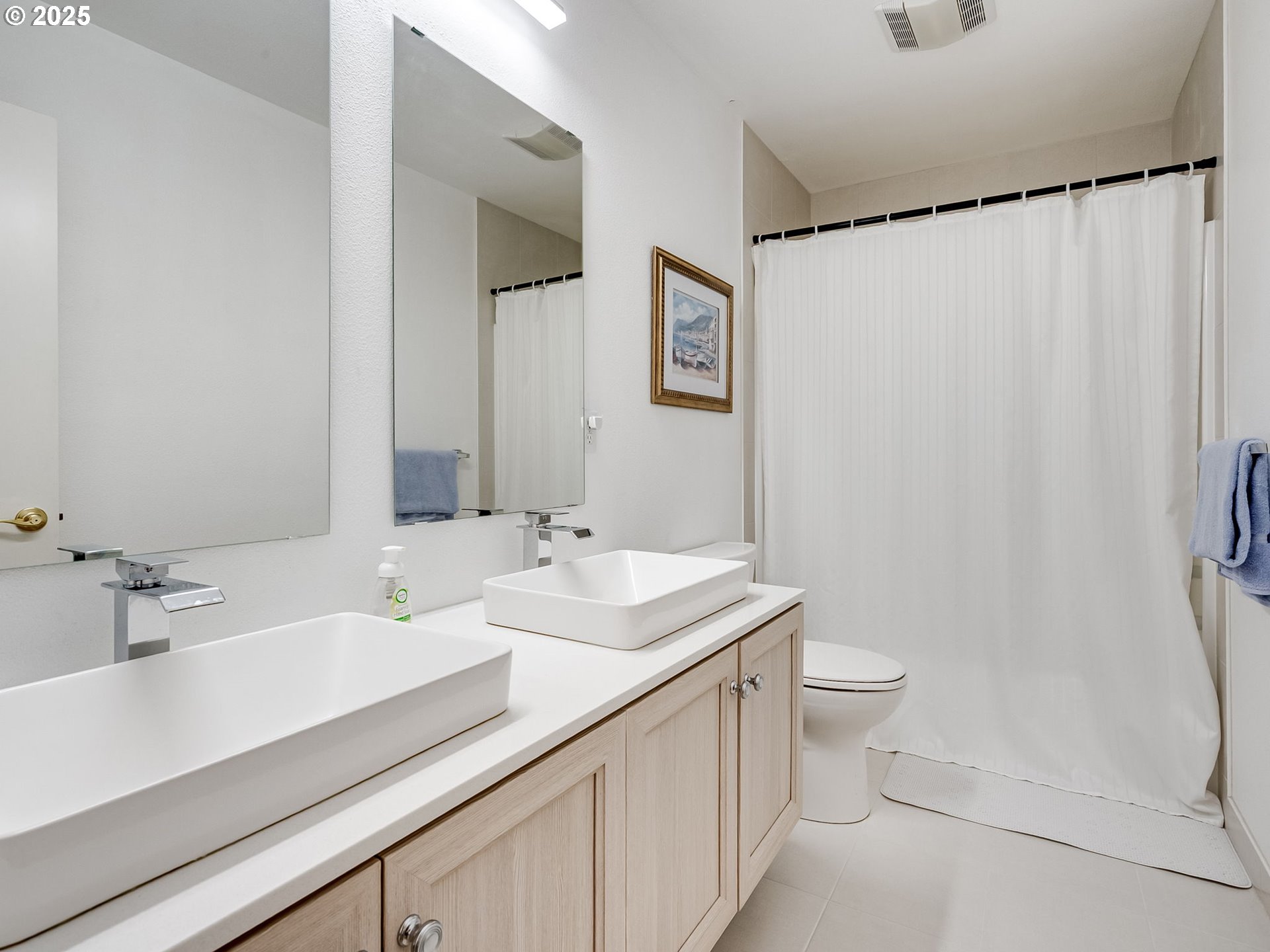 756 Sunset Ridge Drive Washougal, WA 98671 - Photo 40 of 47 a bathroom with a sink a toilet and a mirror