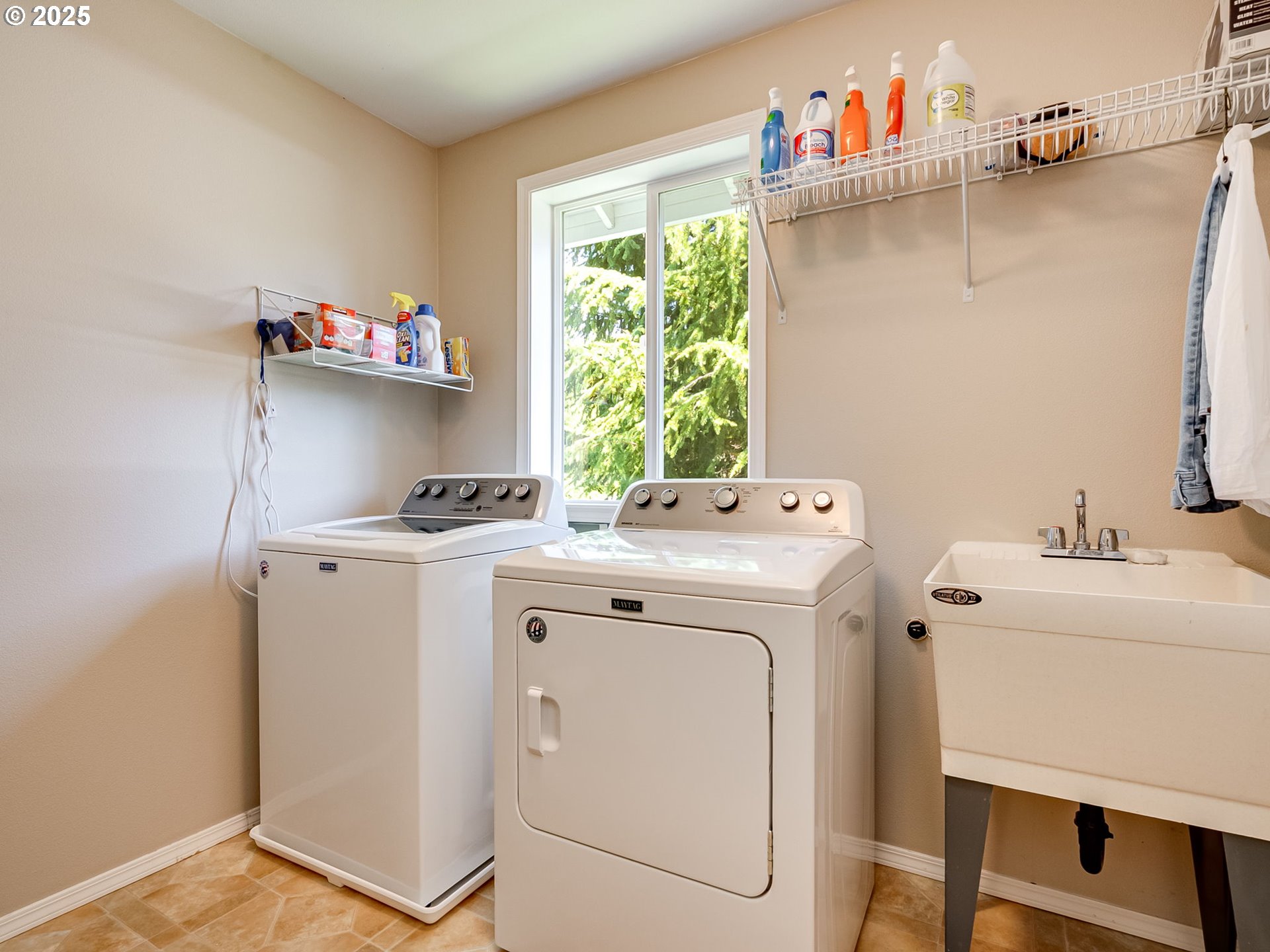 756 Sunset Ridge Drive Washougal, WA 98671 - Photo 41 of 47 a utility room with dryer and washer