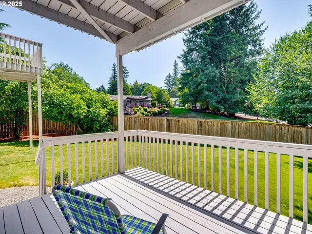 a view of a back yard