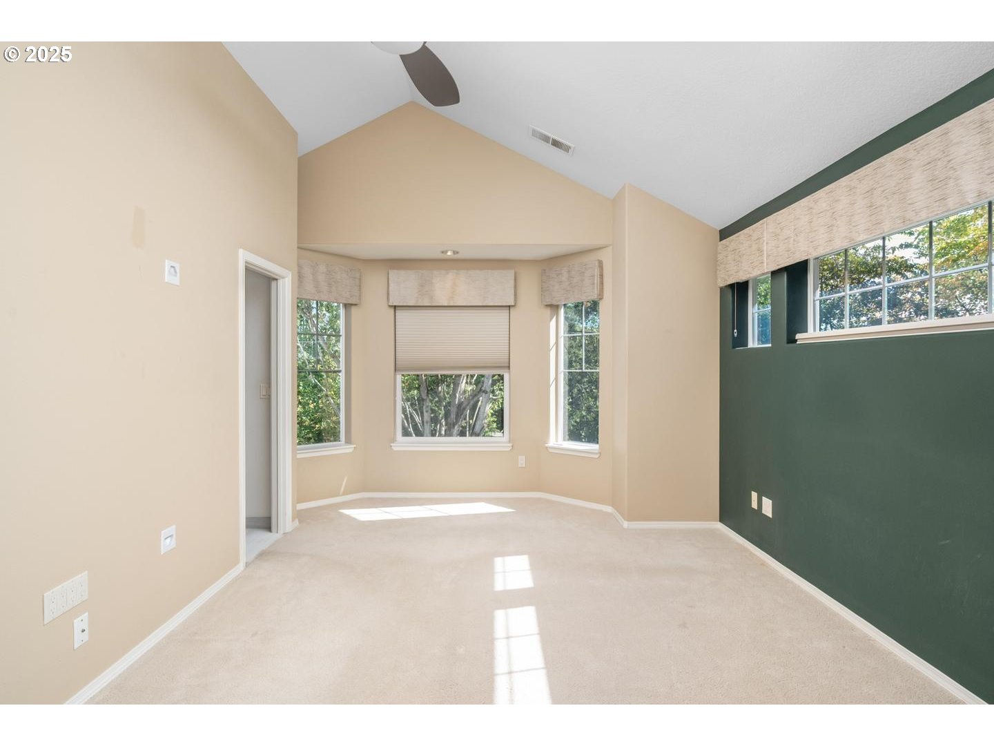 3531 South Kelly Avenue Portland, OR 97239 - Photo 23 of 40 Owner's Suite Bedroom