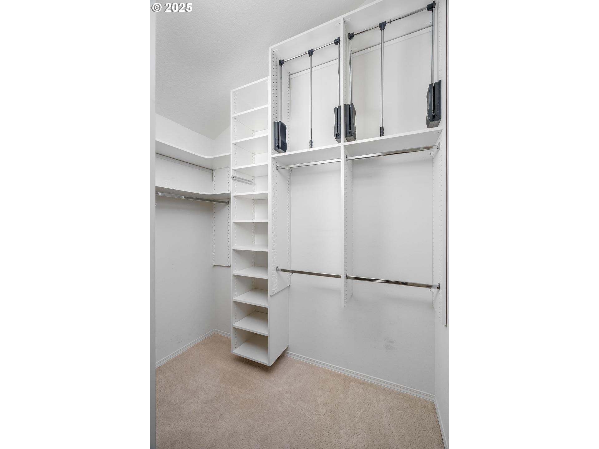 3531 South Kelly Avenue Portland, OR 97239 - Photo 27 of 40 Owner's Suite Bedroom