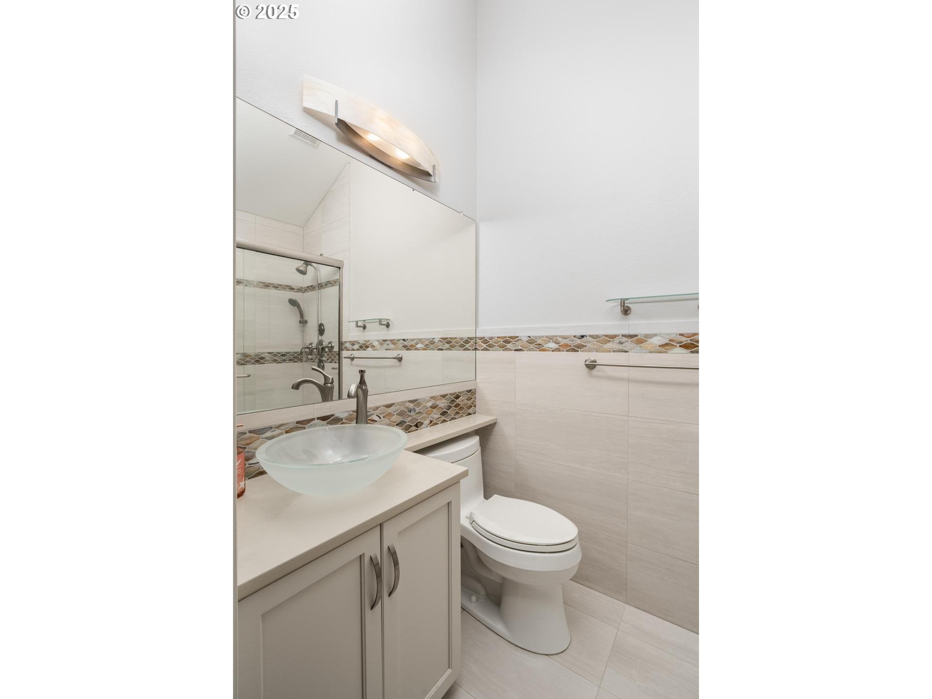 3531 South Kelly Avenue Portland, OR 97239 - Photo 31 of 40 Attached Bathroom #1