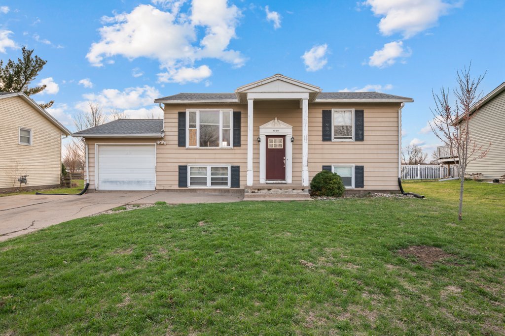 1500 9th Street Northwest Clinton, IA 52732 - Photo 1 of 28 a front view of a house with a yard