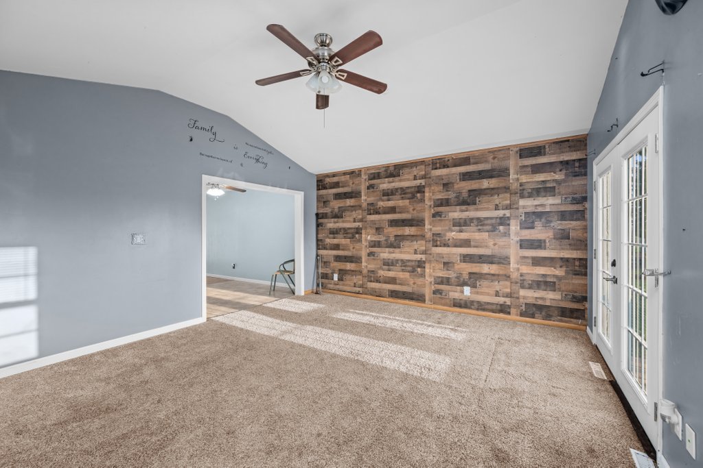 1500 9th Street Northwest Clinton, IA 52732 - Photo 19 of 28 a view of an empty room with a window