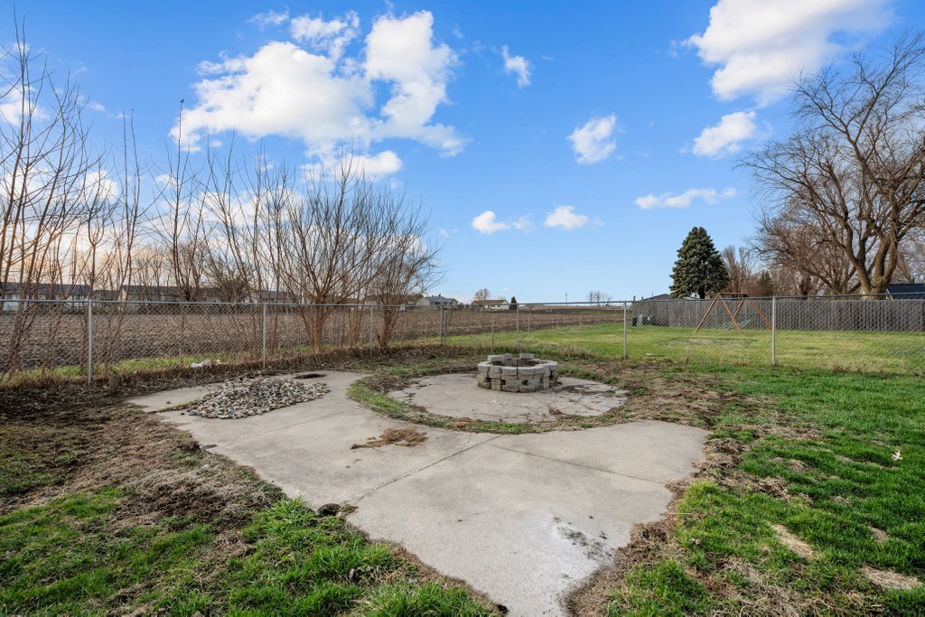 1500 9th Street Northwest Clinton, IA 52732 - Photo 27 of 28 a view of a backyard of the house