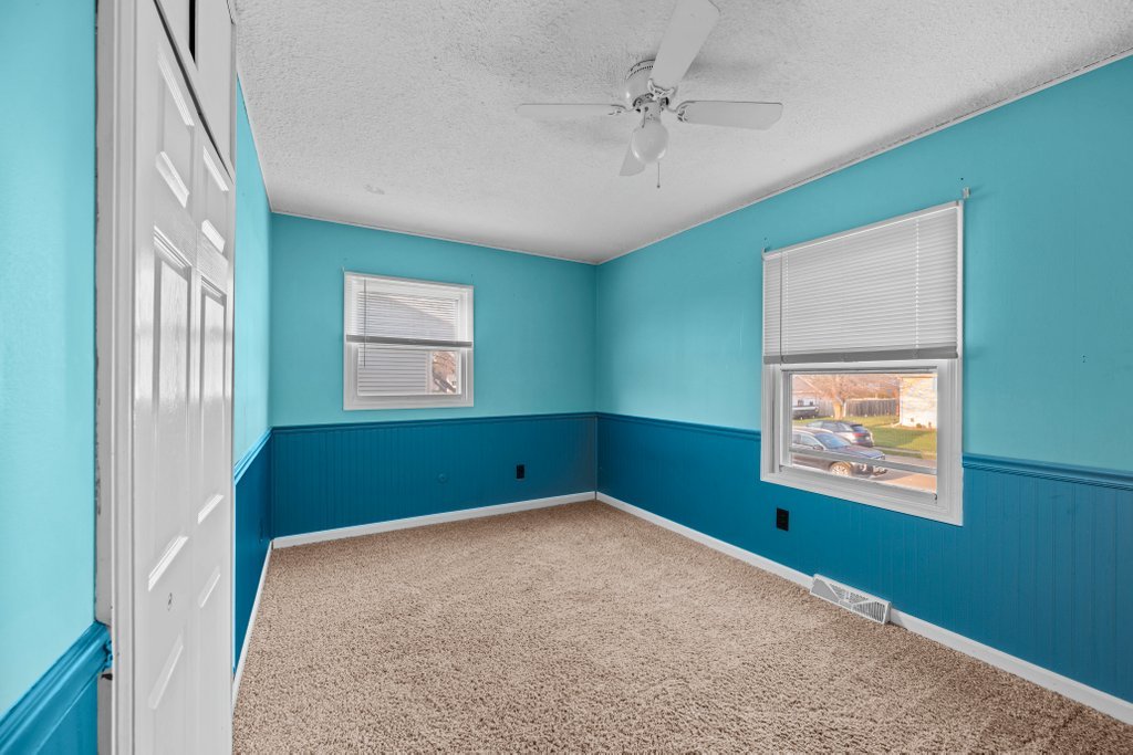 1500 9th Street Northwest Clinton, IA 52732 - Photo 10 of 28 an empty room with windows