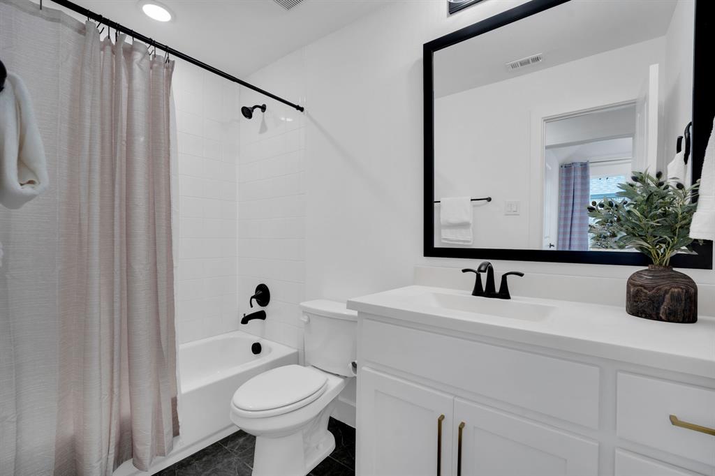 1516 M3 Ranch Road Mansfield, TX 76063 - Photo 31 of 40 Located just off the hallway upstairs, is a full bathroom!