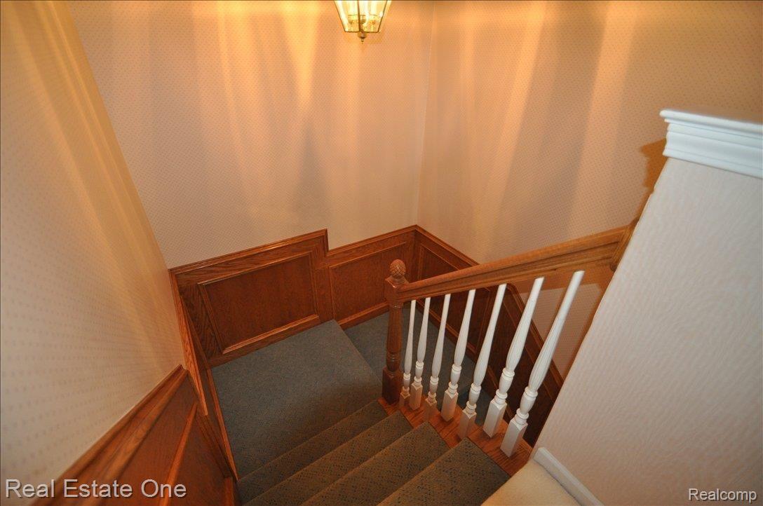 3721 Merriweather Lane Rochester, MI 48306 - Photo 21 of 25 Dual Staircase