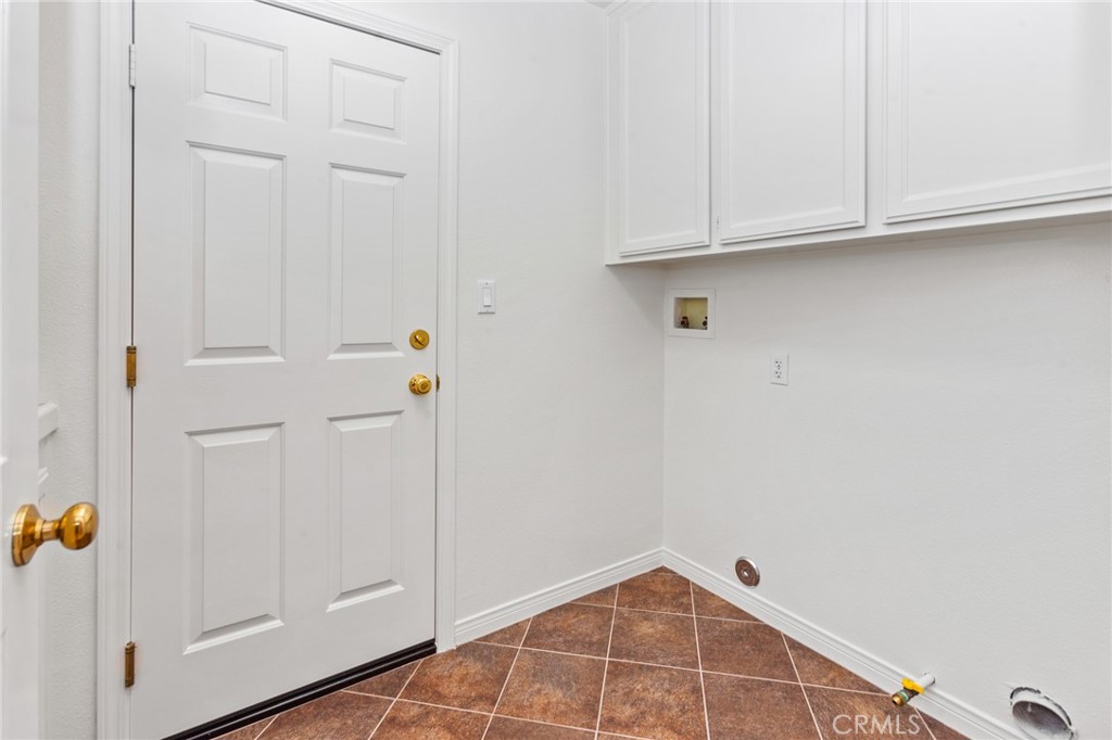2311 Gillingham Circle Thousand Oaks, CA 91362 - Photo 38 of 71 Indoor Laundry Room with Utility Sink
