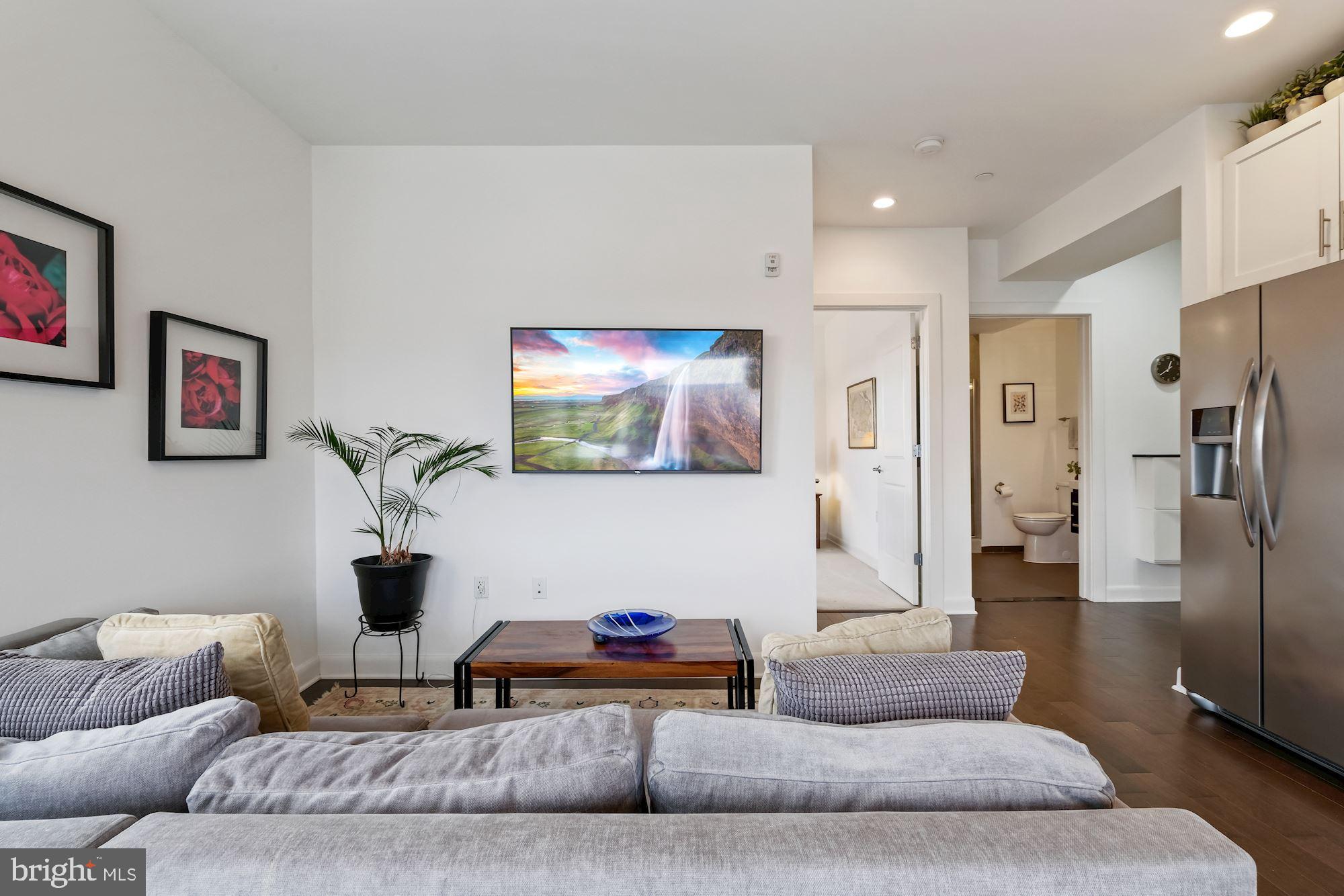 401 15th Street Southeast, Unit 403 Washington, DC 20003 - Photo 11 of 31 Living Area
