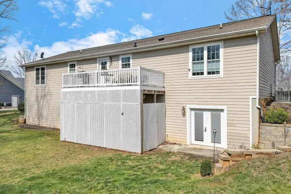 a sign that is sitting on a brick wall