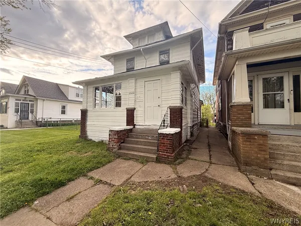 $1,500 | 2020 Forest Avenue, Niagara Falls, NY 14301