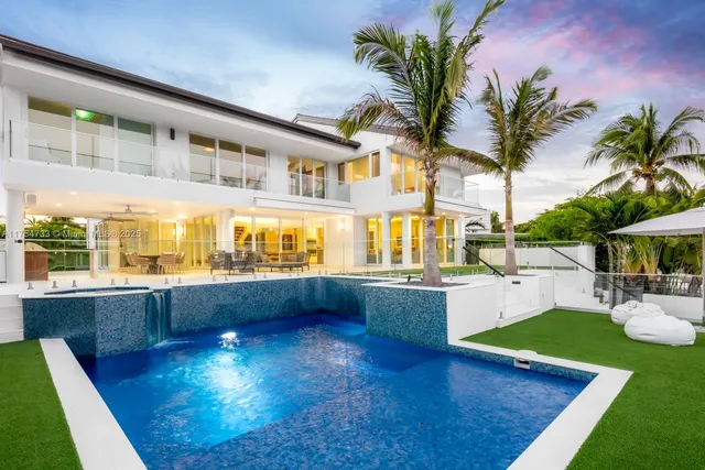a view of an house with swimming pool and a outdoor space