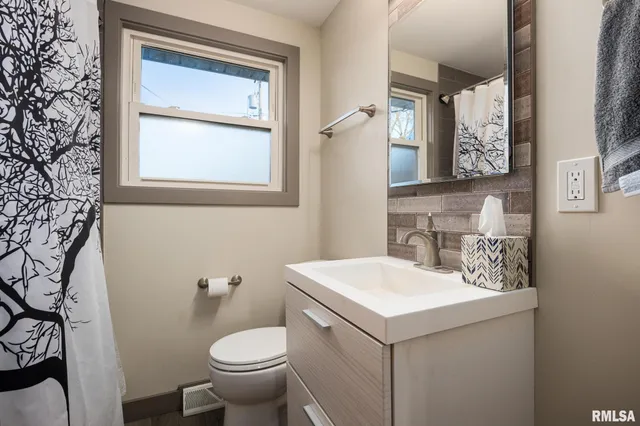 $129,900 | 2530 North Victoria Avenue, Peoria, IL 61604