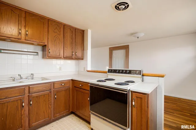 $129,900 | 2530 North Victoria Avenue, Peoria, IL 61604