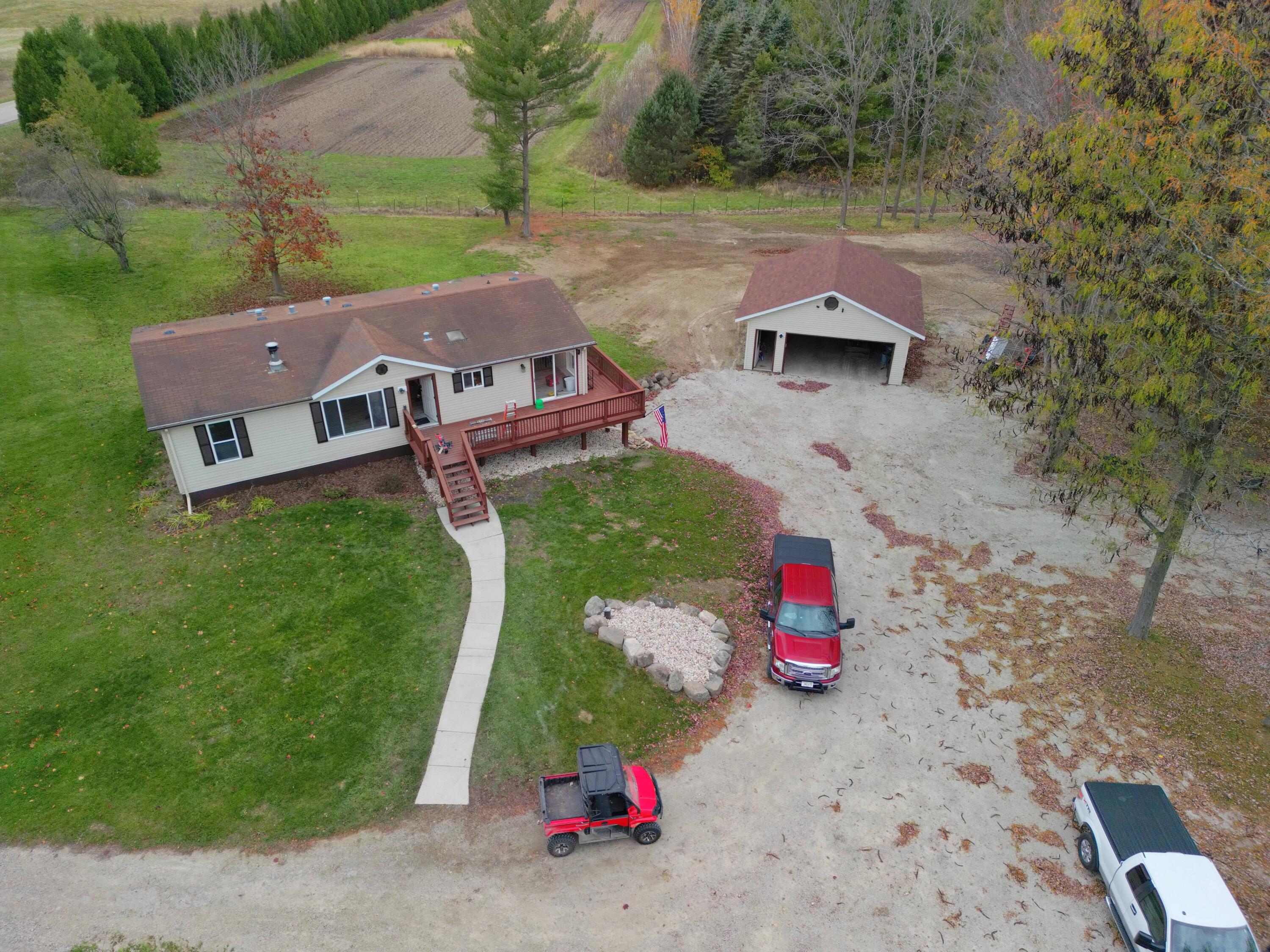 N8538 River Road Watertown, WI 53094 - Photo 7 of 44 Room for plenty of parking & storage!