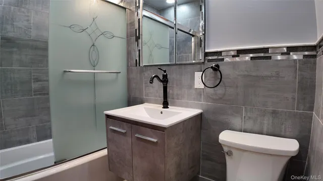 $2,700 | 420 Screvin Avenue | Castle Hill