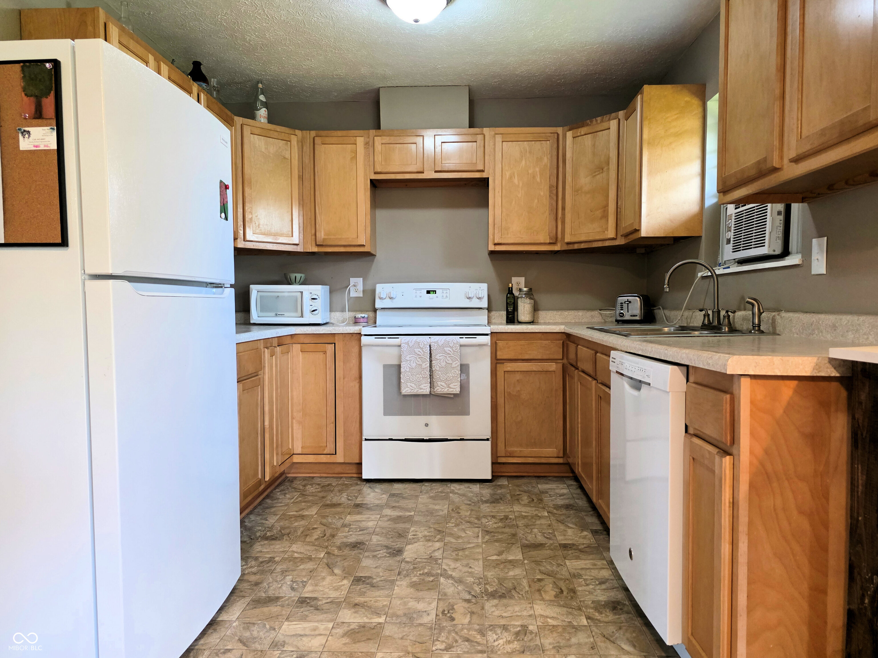 935 Fry Road Greenwood, IN 46142 - Photo 9 of 27 Gallery Image 9