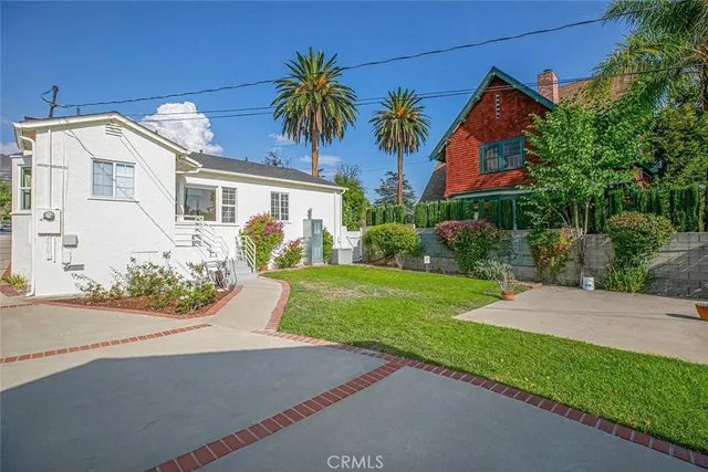 a view of a back yard